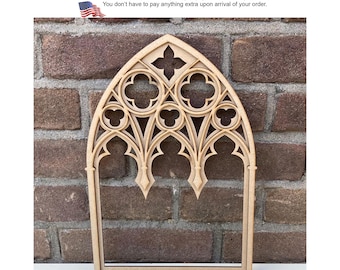 Peut inclure: Un cadre en bois découpé au laser de couleur brun clair, présentant un design en arc gothique pointu. La partie supérieure comporte des découpes symétriques complexes en forme de quadrilobes et de trèfles, créant un motif architectural ajouré.