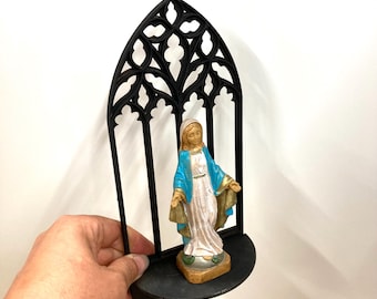 Gotischer Bogen Mini-Hausaltar: Religiöser Schrein aus Birkensperrholz