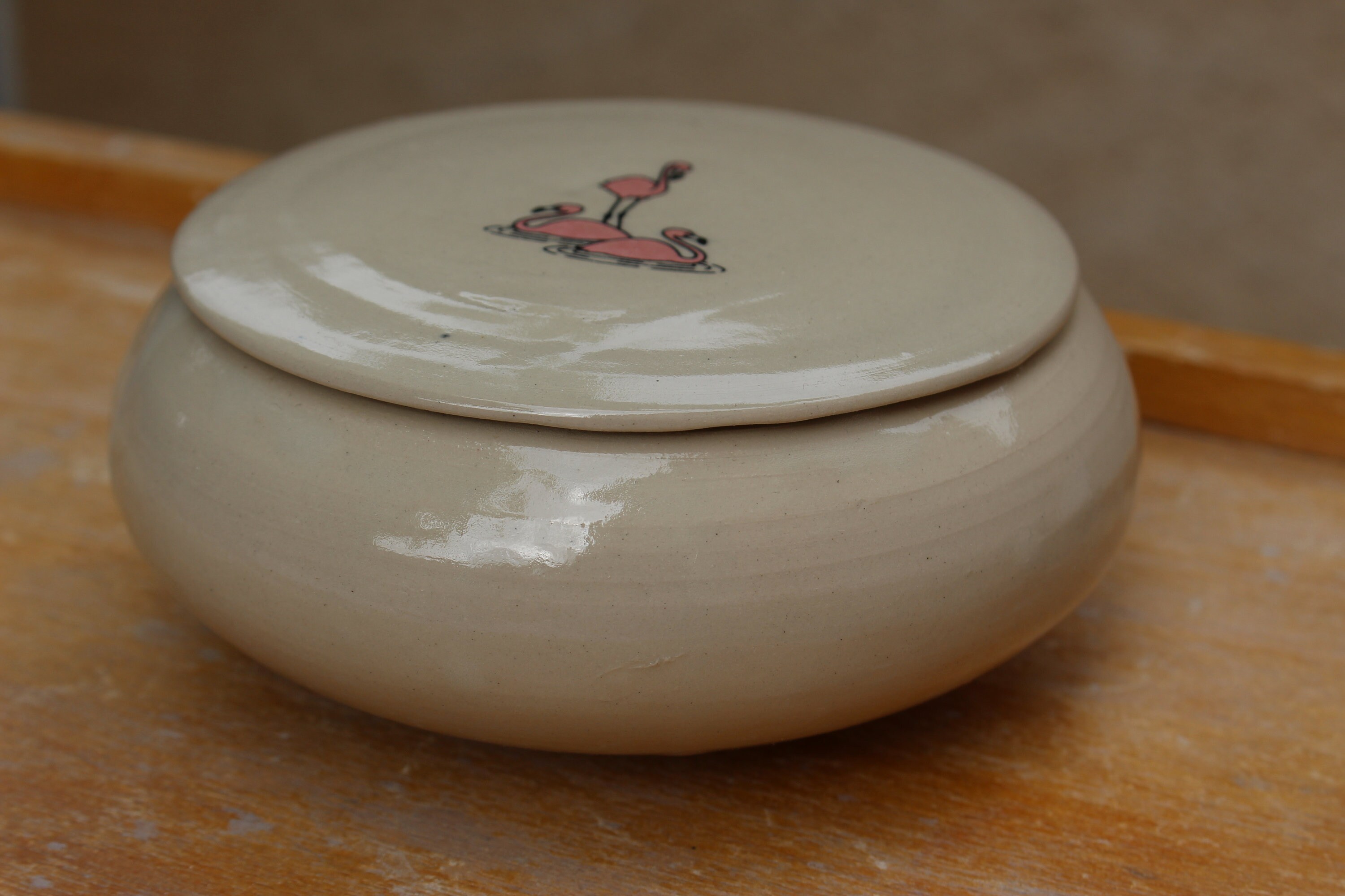 Grande Boîte Ronde en Céramique, Décor Flamand Rose