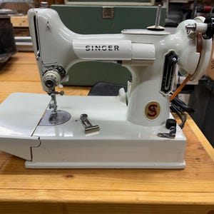 シンガー 221 フェザーウェイトミシン 1964年製 ケース、ペダル、付属品付き
