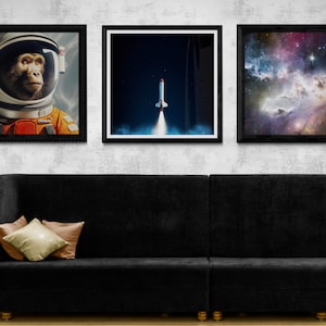 Puede incluir: Tres imágenes enmarcadas en una pared sobre un sofá negro. La imagen de la izquierda muestra un mono con un traje de astronauta. La imagen del medio muestra un cohete lanzándose al espacio. La imagen de la derecha muestra una nebulosa con estrellas.