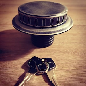 Gas cap for bmw R100 BMW R65 r45 r80 Imola brushed (keylock) for all the bmw beemers.The refill cap is made in Italy