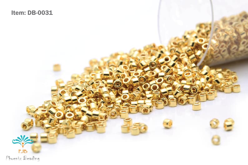 K&ouml;nnte beinhalten: Nahaufnahme eines Haufens goldfarbener Perlen. Die Perlen sind klein und rund und fallen aus einem durchsichtigen Glasbeh&auml;lter. Die Artikelnummer DB-0031 ist in der oberen linken Ecke des Bildes sichtbar.