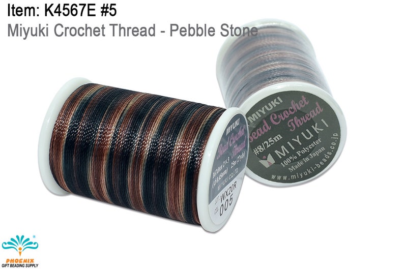 K&ouml;nnte beinhalten: Eine Spule Miyuki Bead Crochet Garn in der Farbe Pebble Stone. Das Garn ist eine Mischung aus Braun, Schwarz und Beige. Die Spule ist mit dem Markennamen Miyuki und der Garnst&auml;rke #8/25m gekennzeichnet. Das Garn ist 100% Polyester und wurde in Japan hergestellt.