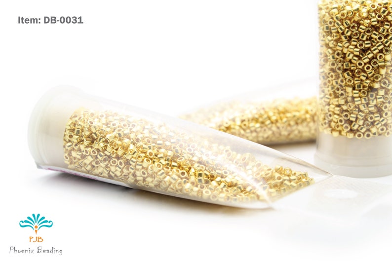 K&ouml;nnte beinhalten: Goldene Saatperlen in einem durchsichtigen Plastikr&ouml;hrchen. Artikel: DB-0031