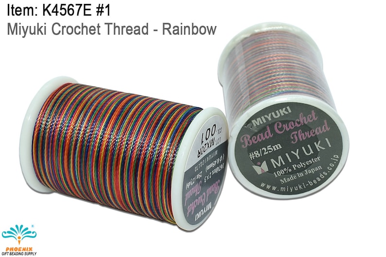 K&ouml;nnte beinhalten: Eine Spule Miyuki Perlen-H&auml;kelgarn in Regenbogenfarben. Die Spule ist mit "Miyuki Bead Crochet Thread #8/25m" und "100% Polyester Made in Japan" beschriftet.