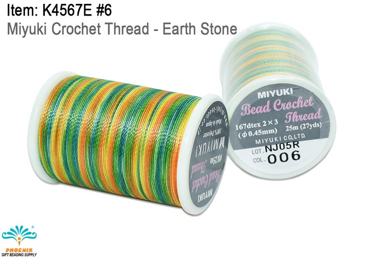 K&ouml;nnte beinhalten: Zwei Spulen Miyuki Bead Crochet Thread. Die Spule links ist ein mehrfarbiger Faden in Gr&uuml;n-, Gelb- und Oranget&ouml;nen. Die Spule rechts ist ein hellgr&uuml;ner, gelber und wei&szlig;er Faden. Das Etikett auf der Spule rechts lautet "Miyuki Bead Crochet Thread 167dtex 2x3 (0,45 mm) 25 m (27 yds) LOT. NJ05R COL. 006"