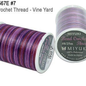 K&ouml;nnte beinhalten: Eine Spule Miyuki Bead Crochet Garn in der Farbe Vine Yard. Das Garn ist eine Mischung aus Lila, Rot und Schwarz. Die Spule ist mit dem Markennamen Miyuki und der Garnst&auml;rke #8/25m gekennzeichnet. Das Garn ist 100% Polyester und wurde in Japan hergestellt.