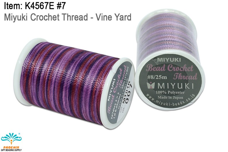 K&ouml;nnte beinhalten: Eine Spule Miyuki Bead Crochet Garn in der Farbe Vine Yard. Das Garn ist eine Mischung aus Lila, Rot und Schwarz. Die Spule ist mit dem Markennamen Miyuki und der Garnst&auml;rke #8/25m gekennzeichnet. Das Garn ist 100% Polyester und wurde in Japan hergestellt.