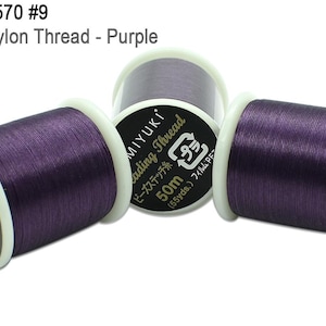 Puede incluir: Tres carretes de hilo de nailon Miyuki morado para abalorios. Los carretes son cilíndricos con bordes y etiquetas blancas. Las etiquetas incluyen texto como "Miyuki Beading Thread" y "50m". El hilo es de un color morado intenso.