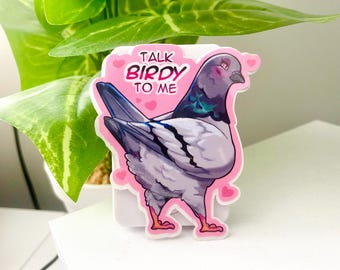 Könnte beinhalten: Ein Aufkleber mit einer Cartoon-Taube mit grauen, weißen und teal-farbenen Federn und rosa Akzenten. Der Text "TALK BIRDY TO ME" ist in Rosa und Schwarz gehalten. Der Aufkleber ist von rosa Herzen umgeben.