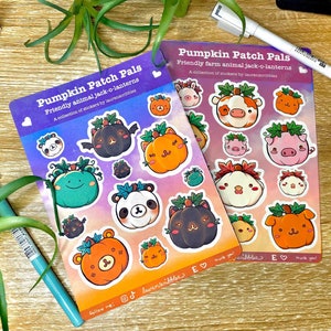Puede incluir: Dos hojas de pegatinas con adorables animales en forma de calabaza. Las pegatinas están sobre un fondo morado y naranja con el texto "Pumpkin Patch Pals" y "Friendly animal jack-o'-lanterns".