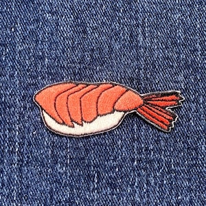 寿司アップリケパッチ - 刺繍入り海老にぎりエビバッジ 2インチ (アイロンまたは縫い付け)