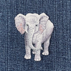 Baby Elefant Applikation Patch - Gesticktes Tier Abzeichen 6,5 cm (Iron On)