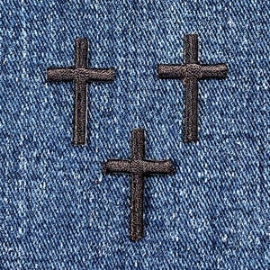 以下が含まれることがあります： 青いデニムの背景に、黒い刺繍の十字架が3つある。
