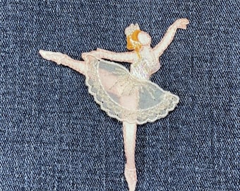 Ballerina-Applikation - Weißes Organza & gesticktes Balletttänzer-Abzeichen 7,3 cm (zum Aufbügeln)