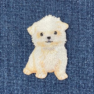マルチーズ犬のアップリケパッチ - 刺繍入り子犬バッジ 2インチ (アイロン接着)