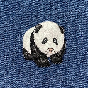 パンダのアップリケパッチ - 刺繍入り動物バッジ 1.75インチ (アイロン接着または縫い付け)