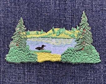 湖の風景とアビのアップリケパッチ - 刺繍入り池、アヒル、木々、自然バッジ 4インチ (アイロン接着)