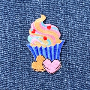 Appliqué Cupcake - Badge brodé de nourriture pour desserts saupoudrés de coeurs 2" (fer à repasser)