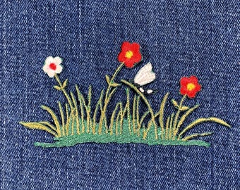 Applikationslapp med trollslända och blommor - Broderad naturmärke med gräsinsekt 10 cm (strykbar)