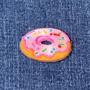Donut Applikation Aufnäher - Gesticktes Gebäck Donut Abzeichen 4,5 cm (Eisen auf)