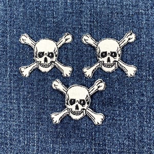スカル＆クロスボーンズ アップリケパッチ 3枚パック - 刺繍入りハロウィン スケルトンバッジ 1.5インチ (アイロン接着)
