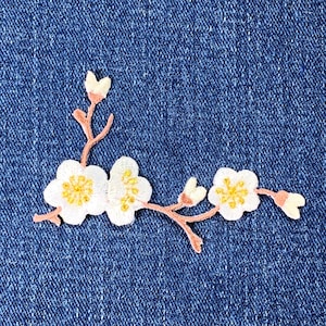 ホワイトチェリーブロッサムアップリケパッチ - 刺繍フラワーバッジ 3-1/8インチ (アイロン接着)