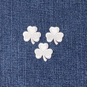 白いシャムロックのアップリケパッチ3枚セット - 刺繍入りクローバーバッジ 1インチ (アイロン接着式)