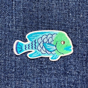 Applique patch poisson bleu et vert - insigne de créature marine brodé 2&quot; (fer à repasser)