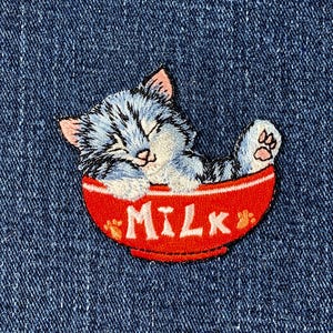 猫のアップリケパッチ - 刺繍入り子猫＆ミルクバッジ 2-1/8インチ（アイロン接着）