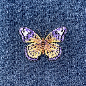 Schmetterling Applikation Patch - Gesticktes Lila & Gelb Insekt Abzeichen 6,5 cm (Iron On)