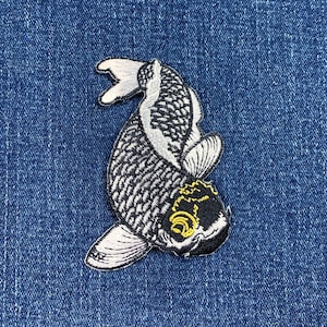黒い鯉のアップリケパッチ - 刺繍入りの日本の魚のバッジ 3.25インチ (アイロン接着)