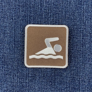 水泳エリアパッチ - 刺繍入り湖と公共スイミングプールの看板バッジ 2インチ (アイロン接着)