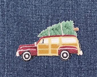 ウッディ・ステーションワゴン用アップリケパッチ - 刺繍入りクリスマスツリー＆カーバッジ 2.5インチ (アイロン接着)