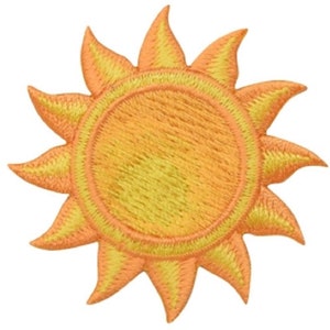 Peut inclure: Un écusson brodé en forme de soleil avec un centre circulaire et des rayons pointus. Le motif présente des nuances vibrantes de fil jaune et orange, avec une bordure cousue définissant le cœur rond et les rayons solaires rayonnants.
