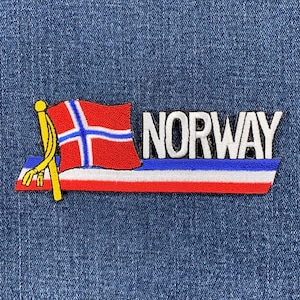 Könnte beinhalten: Ein gestickter Aufnäher mit der norwegischen Flagge und dem Wort "NORWAY" in weißen Buchstaben.