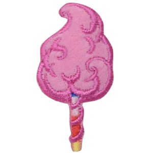Könnte beinhalten: Gestickter Aufnäher mit einem rosa Zuckerwatte-Design. Die Zuckerwatte hat eine flauschige Textur mit wirbelnden Details und ist an einem bunten Stiel mit roten, weißen und gelben Akzenten befestigt. Ideal zum Dekorieren von Kleidung oder Accessoires.