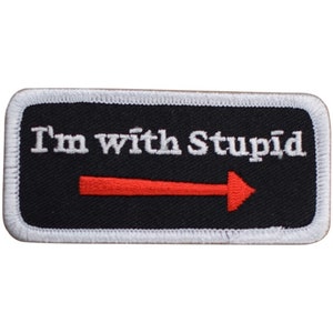 「I'm With Stupid」ネームタグパッチ - ノベルティバッジ 3.25インチ (アイロン接着)