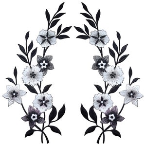 Peut inclure: Deux patchs de broderie florale noirs et blancs avec un design symétrique. Chaque patch présente un groupe de cinq fleurs avec des feuilles et des tiges noires.