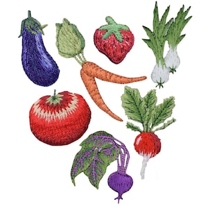 以下が含まれることがあります： 紫色のナス、ニンジン、赤いイチゴ、ネギ、赤いトマト、ビーツ、大根など、さまざまな野菜の刺繍パッチ。 パッチはカラフルで、詳細で、質感のある外観をしています。