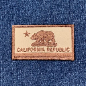 カリフォルニア州旗パッチ - 刺繍入りデザートカモ DCU バッジ 3.25インチ (アイロン接着)