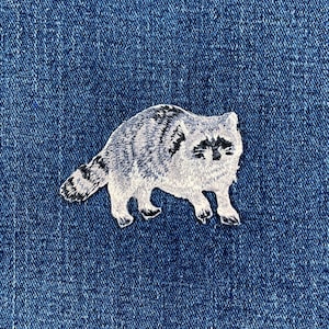 アライグマのアップリケパッチ - 刺繍入り野生動物バッジ 2.5インチ (アイロン接着式)