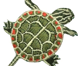 Könnte beinhalten: Gestickter Aufnäher einer Schildkröte mit grünem Panzer, roten Akzenten und weißen Nähten. Kopf und Gliedmaßen sind mit schwarz-weißen Streifen versehen. Geeignet für Kleidung oder Accessoires.