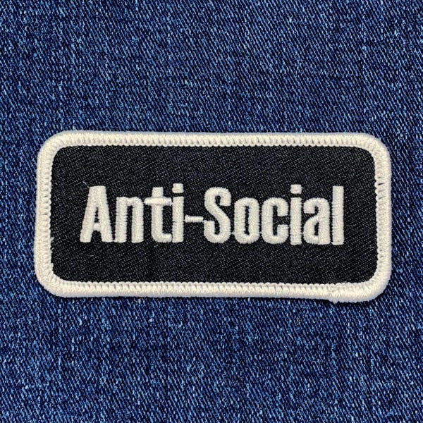 Anti Social Patch - Gesticktes Neuheit lustiges Abzeichen 8,3 cm (aufbügeln)