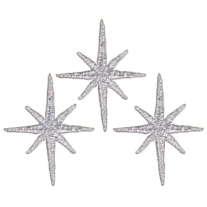 Peut inclure: Trois ornements argentés en forme d'étoile, chacun avec huit pointes. Les étoiles ont un aspect texturé et scintillant, sur fond blanc. Ces étoiles décoratives peuvent être utilisées pour l'artisanat ou les décorations de fêtes.