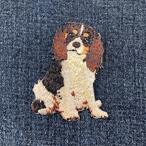 Cavalier King Charles Spaniel Applikation Aufnäher - Gestickter Hund & Tier Abzeichen 6,5 cm (Iron On)
