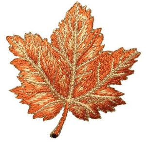 Könnte beinhalten: Ein einzelnes, orangefarbenes und golden besticktes Ahornblatt mit detaillierten Nähten.