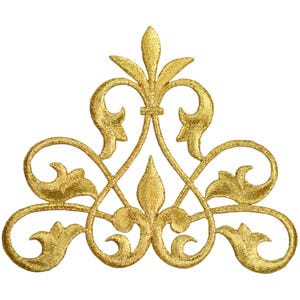Peut inclure: Garniture décorative brodée en or avec un motif floral. La garniture a la forme d'un triangle avec un sommet pointu et un fond arrondi.