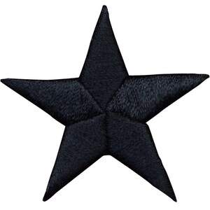 Könnte beinhalten: Ein schwarzer, fünfzackiger Sternaufnäher mit texturierter, gestickter Optik. Die Sternspitzen sind scharf und gut definiert, und die Farbe ist ein tiefes, sattes Schwarz. Dieser Aufnäher kann für Kleidung, Accessoires oder andere Bastelprojekte verwendet werden.